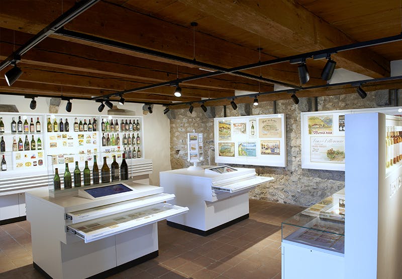 La collection d'étiquette du Musée de la vigne et du vin du Château d'Aigle.